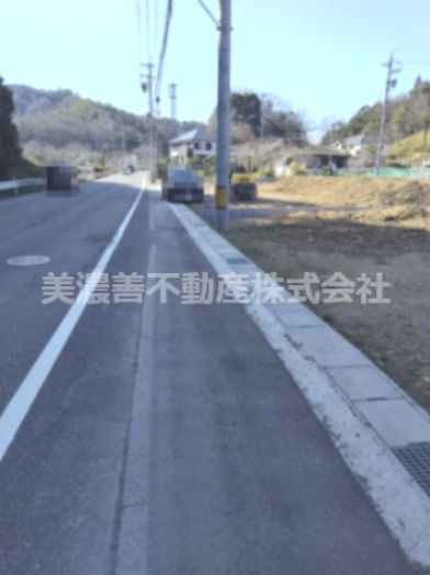 ６５０４８　岐阜市粟野西８丁目土地の前面道路含む現地写真