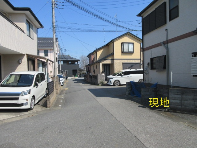 中古戸建　熊谷市石原1263-35（リフォーム住宅）の前面道路含む現地写真