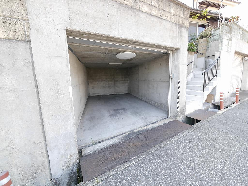 枝吉1丁目戸建の駐車場|電動シャッター付