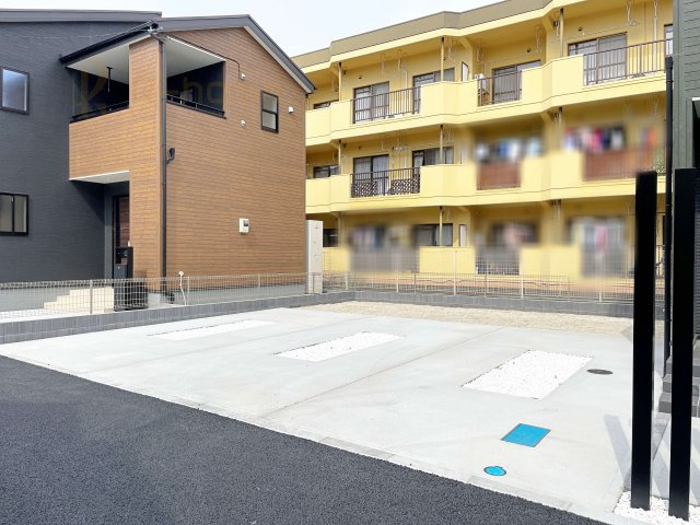 ひたちなか市外野1期　新築戸建て　1号棟の駐車場|カースペースは3台完備。ゲスト用のスペースも確保できますね♪