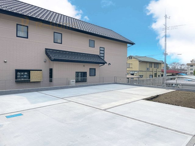 ひたちなか市外野1期　新築戸建て　2号棟の駐車場|カースペースは3台完備。ゲスト用のスペースも確保できますね♪
