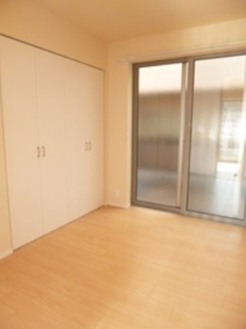 Ｅｖａｎ表参道の寝室|★明るいフローリングの角部屋です★
