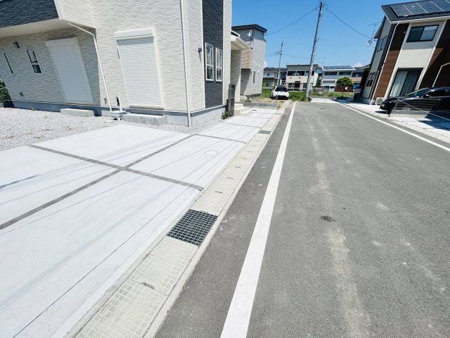 新築　前橋市上新田町　全５棟　Blooming　Garden　3号棟の前面道路含む現地写真|現地写真　西側接道幅員約6ｍ