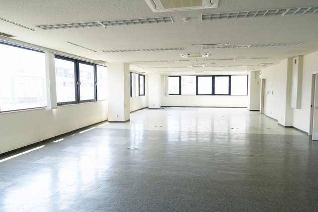 東洋ビルの内装|明るい色調の室内です