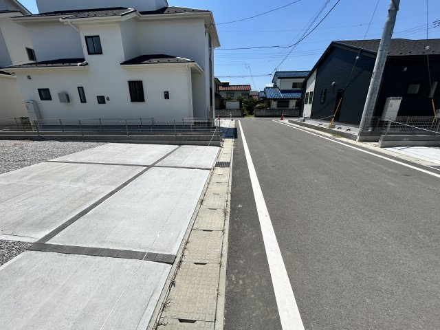 新築　前橋市上新田町　全５棟　Blooming　Garden　4号棟の前面道路含む現地写真|現地写真　南側接道幅員約4.8ｍ
