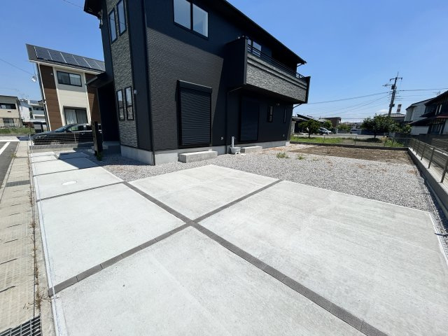 新築　前橋市上新田町　全５棟　Blooming　Garden　4号棟の駐車場|現地写真　駐車スペースは並列2台分可能です！
