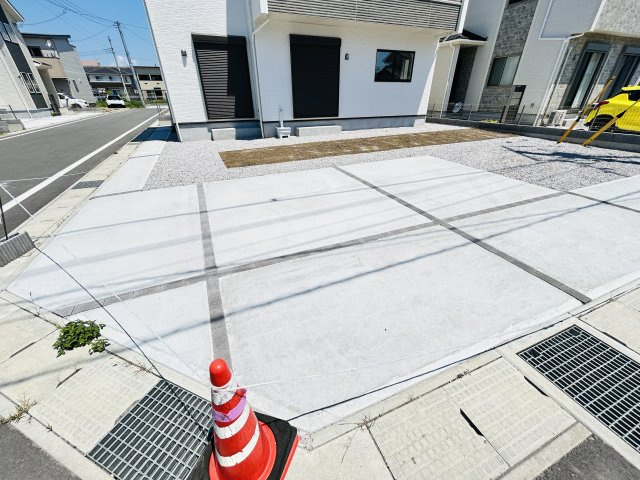 新築　前橋市上新田町　全５棟　Blooming　Garden　5号棟の駐車場|現地写真　駐車スペースは並列2台分可能です！
