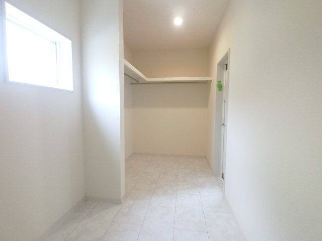 上峰町坊所　第9の収納|洗面ルーム奥にはご家族分のお着換えの収納や、雨の日・夜間のお洗濯物などに便利なスペースもあります♪