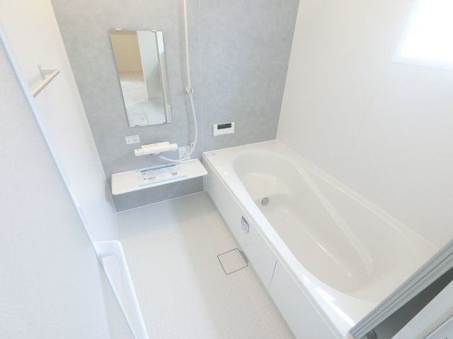 上峰町坊所　第9の浴室|1日の疲れがとれる、ゆったりとしたバスルーム。便利な浴室乾燥暖房機を完備。