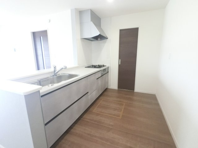 上峰町坊所　第9のキッチン|リビングのお子さんに目配りできる対面式カウンターキッチンを採用。