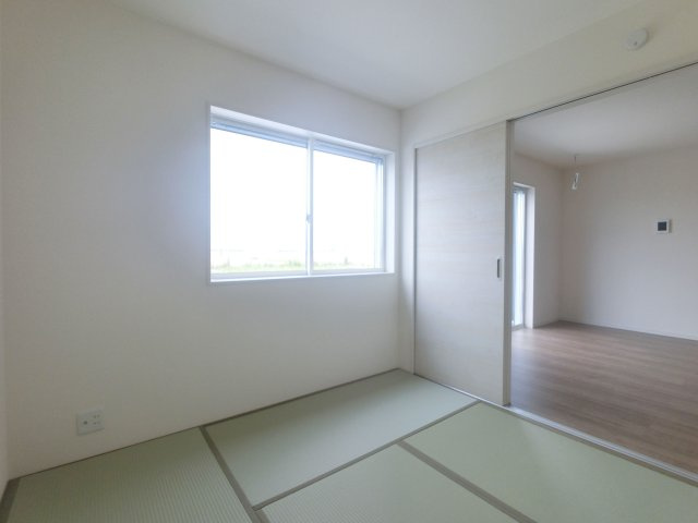 上峰町坊所　第9の和室|子どもを寝かしつけたり来客をもてなす際にも便利な寛ぎの和室空間。