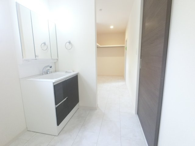 上峰町坊所　第9の洗面所|広くて使いやすい洗面ルーム。朝もゆとりをもって準備できます♪