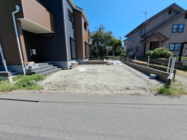 新築　沼田市柳町第2　１号棟の駐車場|現地写真　駐車スペースは並列2台+１台分可能です！					
