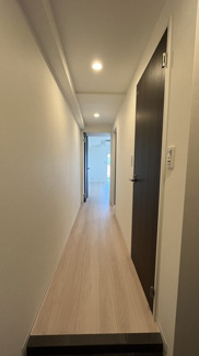 【展望】 | 玄関から室内への景観です！右手にトイレと洗面所、正面にリビングダイニングキッチンがあります♪