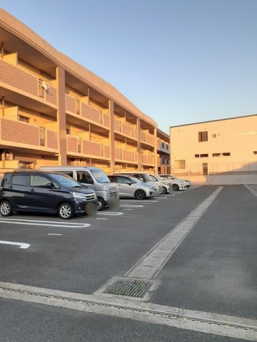 ラ　フローラの駐車場|駐車スペースもあります☆