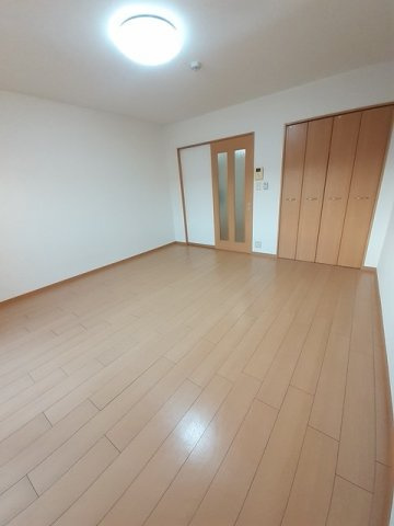 ラ　フローラの寝室|明るい室内です☆