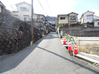 【前面道路含む現地写真】 | 川西市松が丘町　建築条件無土地