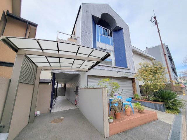 FJビルのエントランス