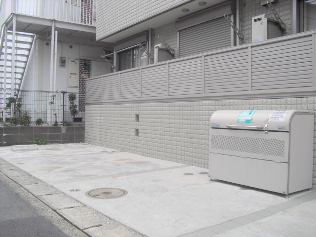 ＰＬＯＶＥＲ ＭＡＩＳＯＮのその他共用部分|敷地内駐車場　専用ゴミ置場