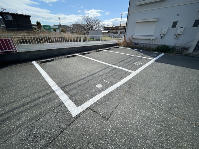 メゾンさつきの駐車場