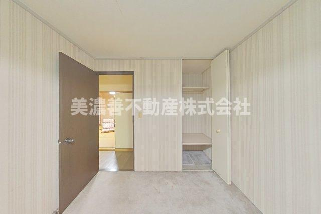 ６４７１９　揖斐郡揖斐川町上野中古戸建ての洋室