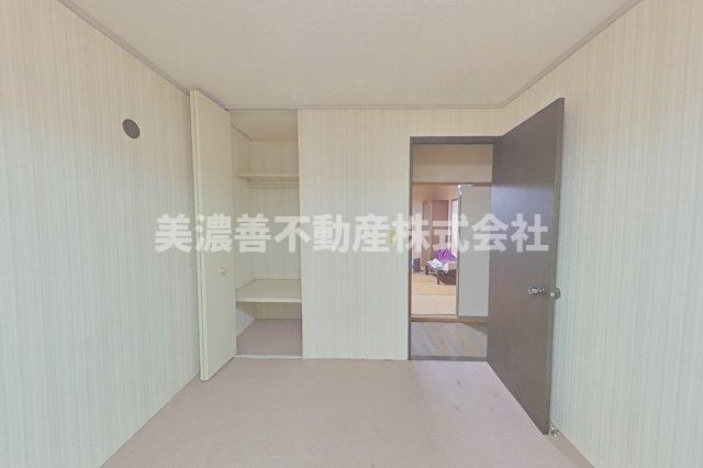 ６４７１９　揖斐郡揖斐川町上野中古戸建ての洋室