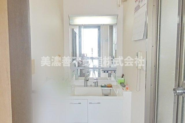 ６４７１９　揖斐郡揖斐川町上野中古戸建ての洗面所