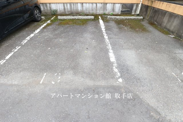 メゾン・ボヌールの駐車場