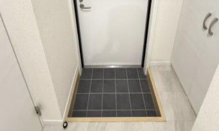 ルミナス西日暮里の玄関
