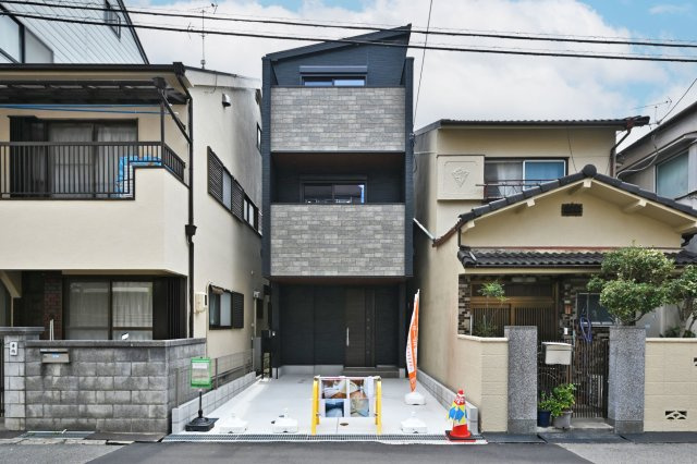 尼崎市大庄北4丁目新築一戸建て│3LDK+駐車1台可の外観|現地外観正面写真です。
完成済みの為、即日のご内覧が可能です。皆様からのご連絡心よりお待ちしております。
