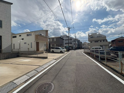 【前面道路含む現地写真】 | 瀬谷区二ツ橋町中古戸建【3LDK+駐車2台/土地面積約63坪/南側に広々なお庭/リフォーム済】