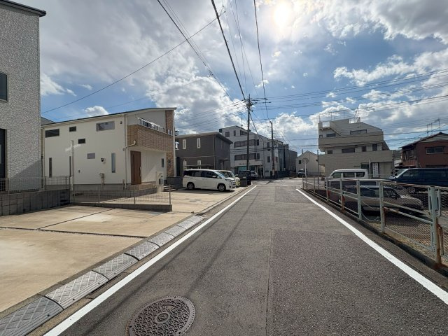【前面道路含む現地写真】 | 瀬谷区二ツ橋町中古戸建【3LDK+駐車2台/土地面積約63坪/南側に広々なお庭/リフォーム済】