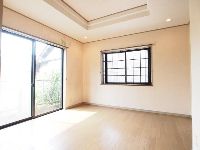 高田２丁目戸建の居間・リビング|こちらのリビングで趣味の時間をお楽しみください