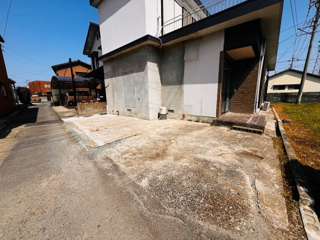 八女市前古賀　戸建ての駐車場|軽自動車だと3台は可能です。