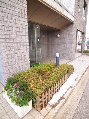 【エントランス】 | Ｔ・ＦＯＲＴ吾妻台 | エントランスには植栽も。