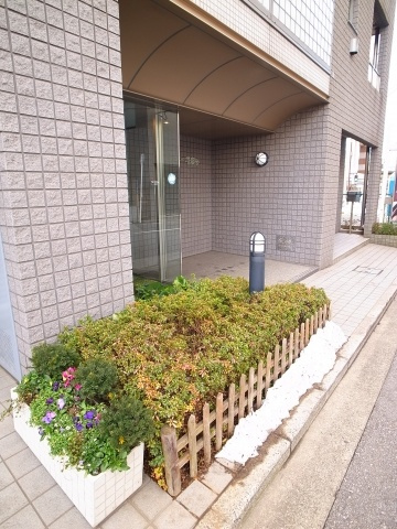【エントランス】 | Ｔ・ＦＯＲＴ吾妻台 | エントランスには植栽も。