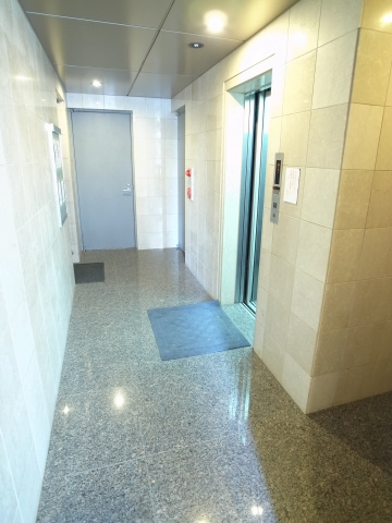 【ロビー】 | Ｔ・ＦＯＲＴ吾妻台 | エレベーター完備！両手にベビーカーも買い物かごも楽チンです！