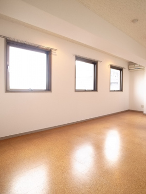 【洋室】 | Ｔ・ＦＯＲＴ吾妻台 | 北向きでも窓が多いので、明るいお部屋が特徴的。