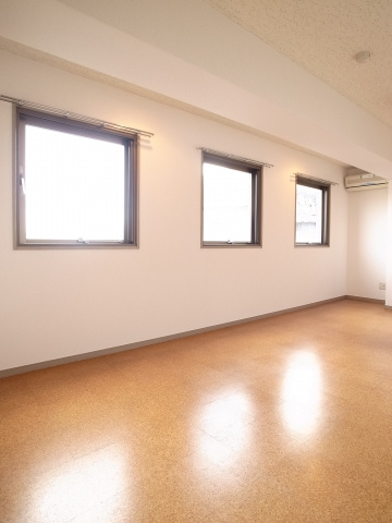 【洋室】 | Ｔ・ＦＯＲＴ吾妻台 | 北向きでも窓が多いので、明るいお部屋が特徴的。