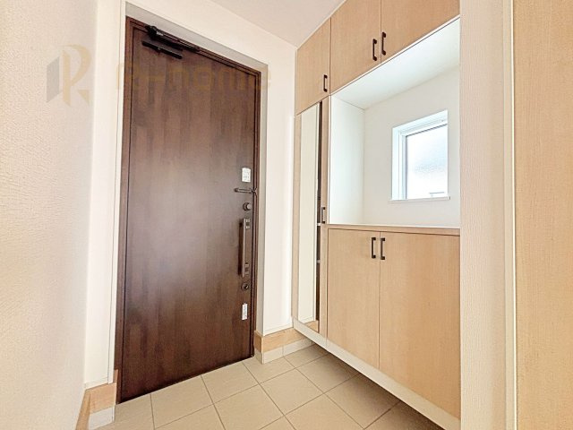 取手市台宿2丁目24-1期　新築戸建て　1号棟の玄関|気持ちよくご家族やゲストを送迎できる穏やかな雰囲気の玄関♪大きな下駄箱で玄関廻りスッキリ♪