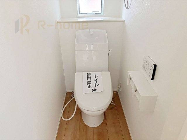 取手市台宿2丁目24-1期　新築戸建て　1号棟のトイレ|温水洗浄便座付きのトイレ。
トイレが２ヵ所設置で朝の忙しい時間でも安心です。