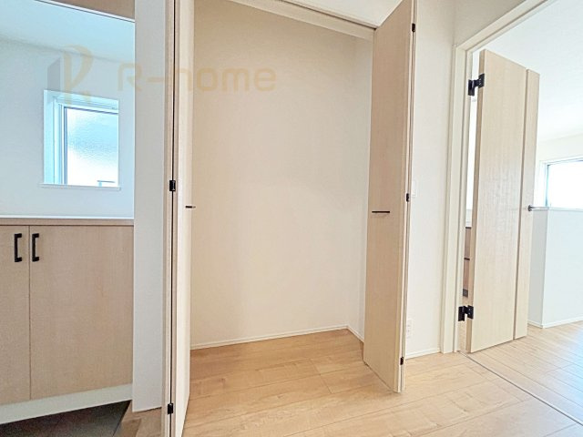 取手市台宿2丁目24-1期　新築戸建て　1号棟の収納|掃除用具などの収納に便利なホール収納！