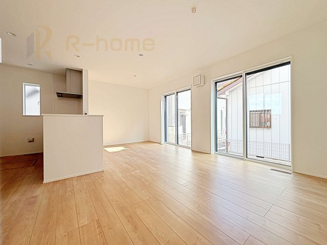 取手市台宿2丁目24-1期　新築戸建て　1号棟の居間・リビング|開放感のあるリビングには収納スペースもあり、ゆったりした空間を保てます♪