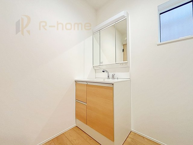 取手市台宿2丁目24-1期　新築戸建て　1号棟の洗面所|三面鏡の使いやすい洗面台です。忙しい朝も家族みんなで身支度可能なスペース。