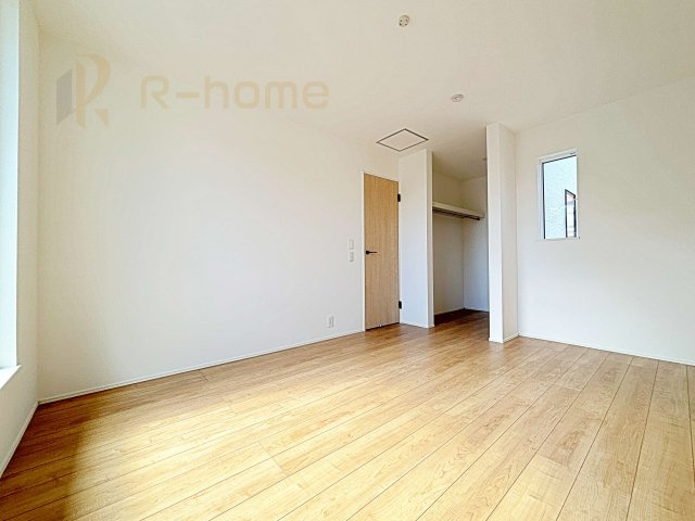 取手市台宿2丁目24-1期　新築戸建て　1号棟の洋室|収納便利なウォークインクローゼット付きの洋室♪
明るく風通しの良いお部屋です♪
