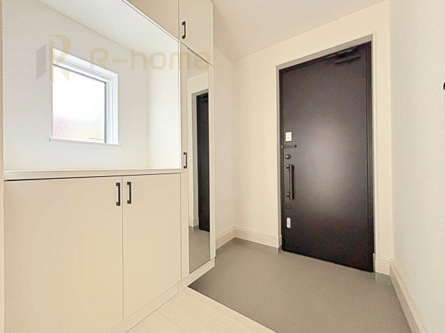 取手市台宿2丁目24-1期　新築戸建て　2号棟の玄関|気持ちよくご家族やゲストを送迎できる穏やかな雰囲気の玄関♪大きな下駄箱で玄関廻りスッキリ♪