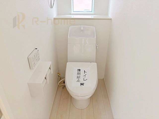 取手市台宿2丁目24-1期　新築戸建て　2号棟のトイレ|温水洗浄便座付きのトイレ。
トイレが２ヵ所設置で朝の忙しい時間でも安心です。