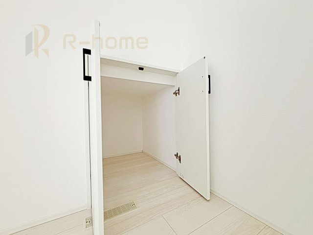 取手市台宿2丁目24-1期　新築戸建て　2号棟の収納|ストック品や防災グッズの収納にも便利なリビング収納！