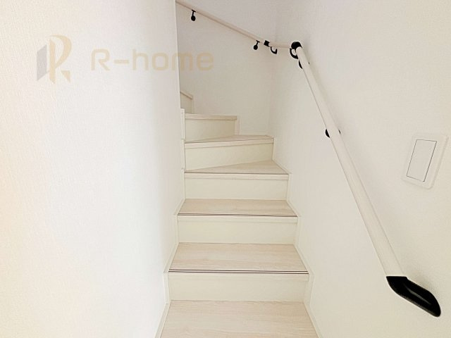 取手市台宿2丁目24-1期　新築戸建て　2号棟の内装|手すりのついた階段！小さなお子様の利用も一安心です♪