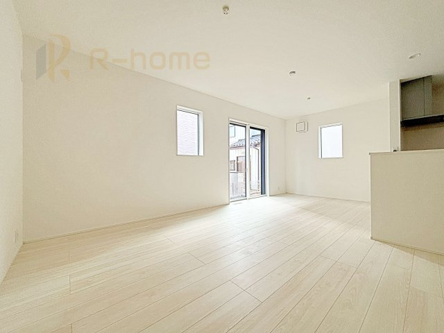 取手市台宿2丁目24-1期　新築戸建て　2号棟の居間・リビング|開放感のあるリビングには収納スペースもあり、ゆったりした空間を保てます♪